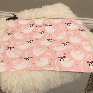 💜 Too Faced swan bag